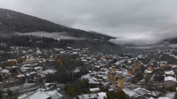 Letecká zimní scenérie věží Svan pokrytých sněhem — Stock video