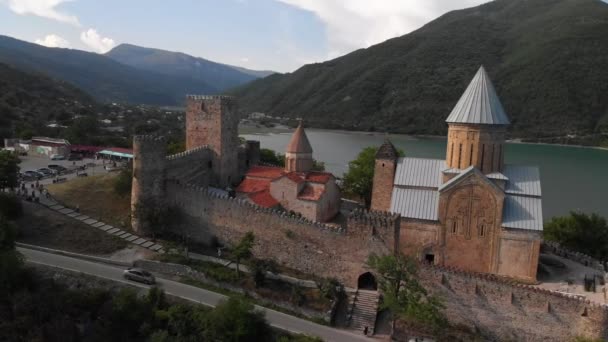 Ananuri château complexe sur la rivière Aragvi en Géorgie — Video
