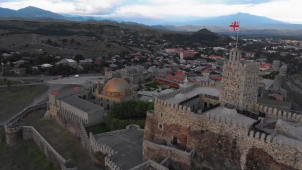 Luftaufnahme der renovierten Burg Rabati in Akhaltsikhe — Stockvideo