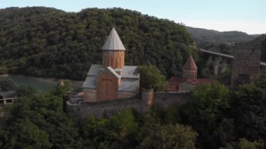 Gürcistan 'daki Aragvi Nehri' ndeki Ananuri şatosu