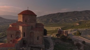 Altıncı yüzyıl Gürcü Ortodoks manastırı olan Jvari Manastırı 