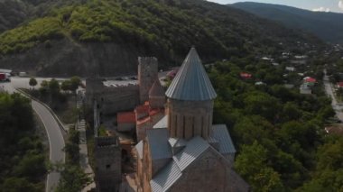 Gürcistan 'daki Aragvi Nehri' ndeki Ananuri şatosu