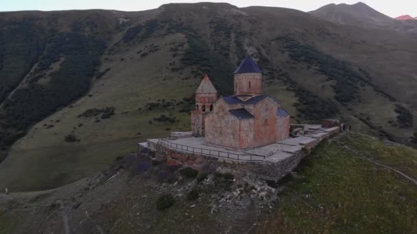 Vista aérea en la iglesia de la Trinidad de Gergeti Tsminda Sameba — Vídeo de stock