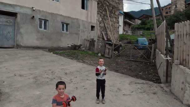 Pueblo de Mestia con típicas casas torre — Vídeo de stock