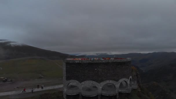 Monumento de amizade georgiano russo na estrada militar georgiana — Vídeo de Stock