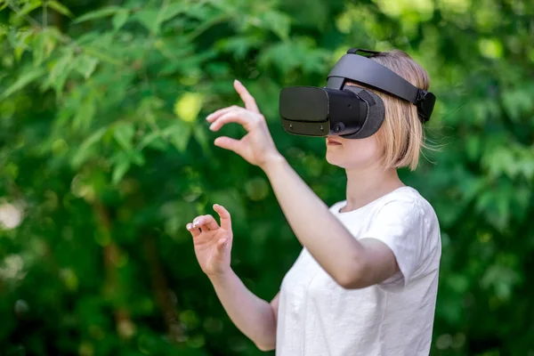 Улыбающаяся Женщина Взаимодействует Виртуальной Реальностью — стоковое фото