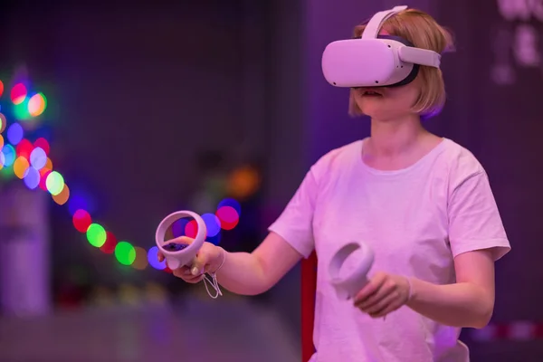 Улыбающаяся Женщина Играет Игру Элементами Управления Виртуальной Реальности Концепция Технологии — стоковое фото