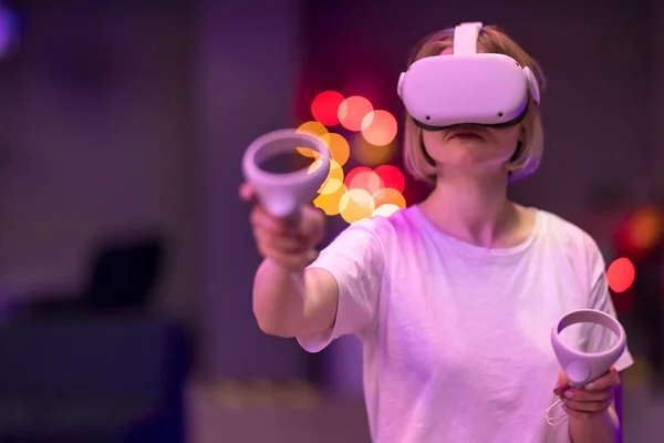 Улыбающаяся Женщина Играет Игру Элементами Управления Виртуальной Реальности Концепция Технологии — стоковое фото
