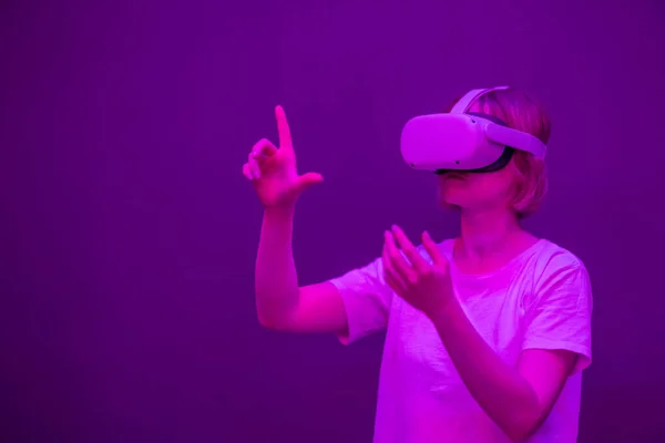 Сосредоточенная Женщина Взаимодействует Виртуальной Реальностью Концепция Технологии Будущего Красочные Неоновые — стоковое фото