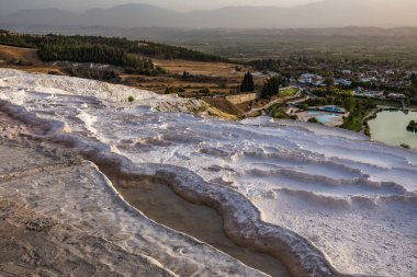 Pamukkale (Türkçe: Pamukkale), Denizli ilinin bir ilçesidir. Bu bölge termal kaynak suyunun akışından kalan karbonat mineraliyle ünlüdür..