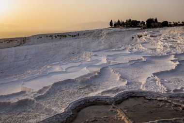 Pamukkale (Türkçe: Pamukkale), Denizli ilinin bir ilçesidir. Bu bölge termal kaynak suyunun akışından kalan karbonat mineraliyle ünlüdür..