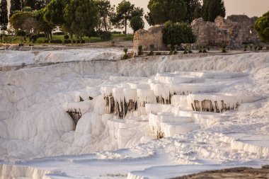 Pamukkale (Türkçe: Pamukkale), Denizli ilinin bir ilçesidir. Bu bölge termal kaynak suyunun akışından kalan karbonat mineraliyle ünlüdür..