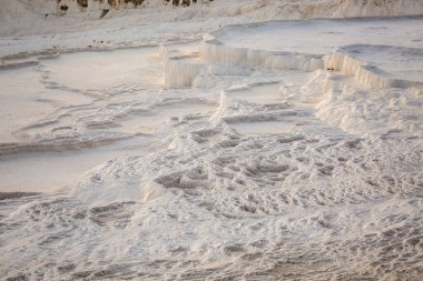 Pamukkale (Türkçe: Pamukkale), Denizli ilinin bir ilçesidir. Bu bölge termal kaynak suyunun akışından kalan karbonat mineraliyle ünlüdür..