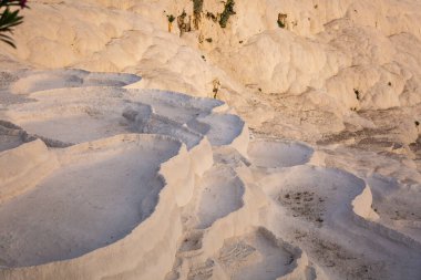 Pamukkale (Türkçe: Pamukkale), Denizli ilinin bir ilçesidir. Bu bölge termal kaynak suyunun akışından kalan karbonat mineraliyle ünlüdür..