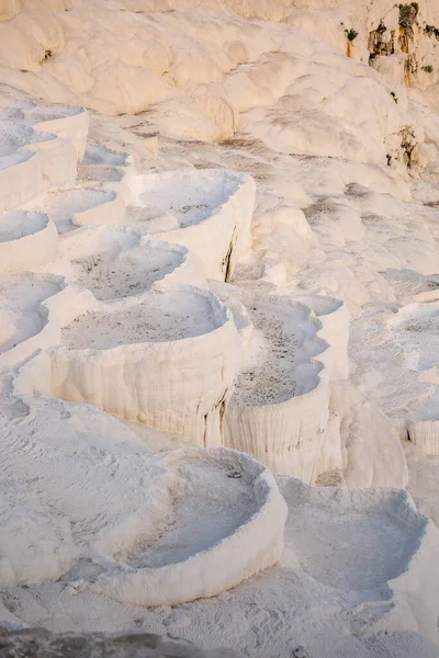 パムッカレ Pamukkale トルコ南西部のデニズリ州にある自然遺跡である 温泉水が流れる炭酸塩鉱物で有名です — ストック写真