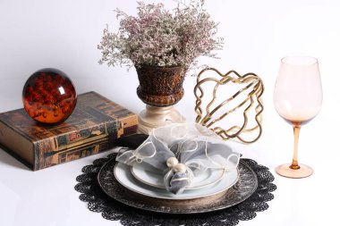 Güzel bir düğün pastası, sofra kurma. Beyaz ahşap arka planda şenlikli akşam yemeği.