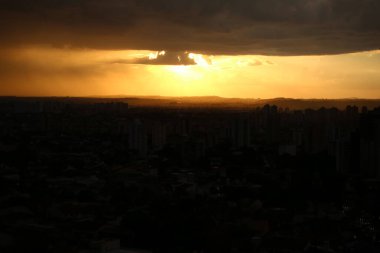 Şehrin üzerinde gün batımı