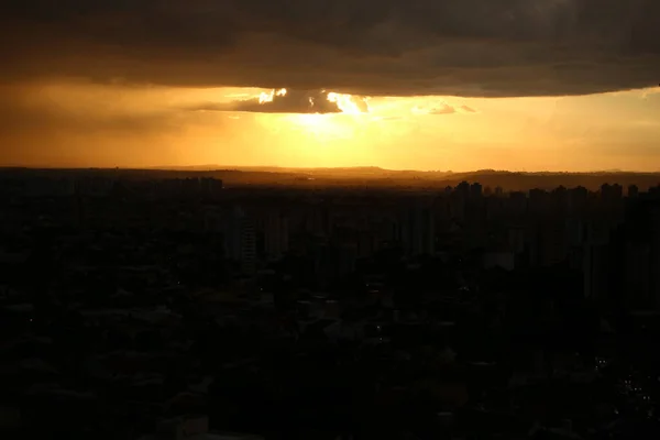 Şehrin üzerinde gün batımı