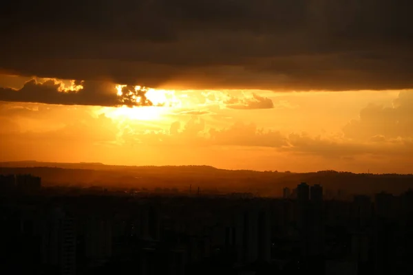 Şehrin üzerinde gün batımı