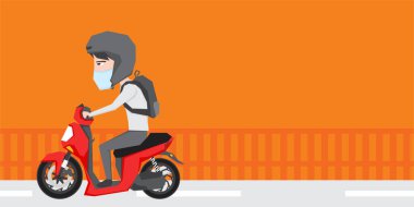 Scooter süren ve maske takan bir adamın resmi.