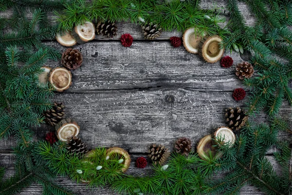 크리스마스 솔방울 그리고 나무로 통나무들은 중간에 배경에 복사기 — 스톡 사진