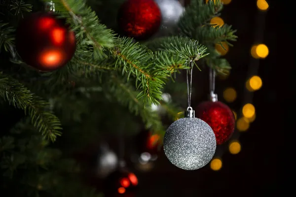 Weihnachtsschmuck Und Schmuck Großaufnahme Auf Einem Weihnachtsbaum Frohe Weihnachten Und — Stockfoto