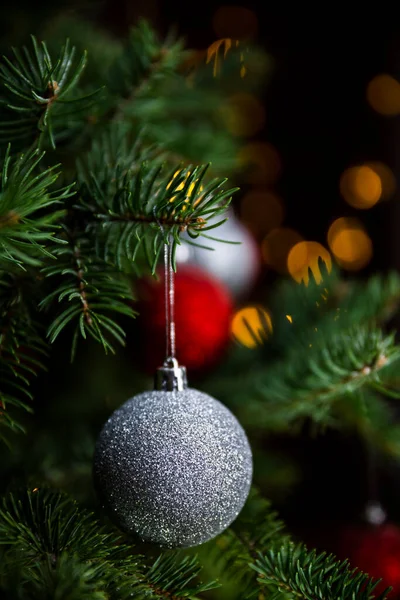 Weihnachtsschmuck Und Schmuck Großaufnahme Auf Einem Weihnachtsbaum Frohe Weihnachten Und — Stockfoto