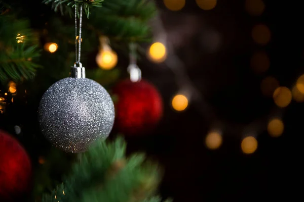 Weihnachtsschmuck Und Schmuck Großaufnahme Auf Einem Weihnachtsbaum Frohe Weihnachten Und — Stockfoto