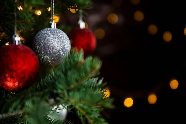 Weihnachtsschmuck Und Schmuck Großaufnahme Auf Einem Weihnachtsbaum Frohe Weihnachten Und — Stockfoto