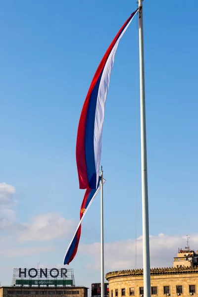 Belgrade Srbsko Listopadu 2021 Národní Vlajka Srbska Vysoké Tyči Vlnící — Stock fotografie