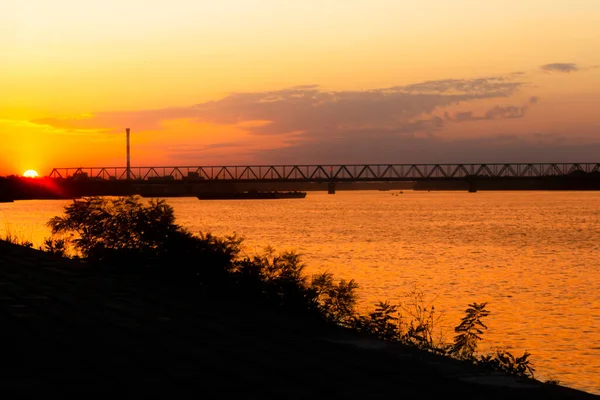 夕暮れ時のドナウ川と橋の眺め — ストック写真
