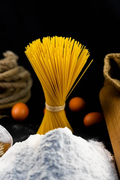 Espaguete Fresco Não Cozido Ingredientes Massa Uma Mesa Rústica Conceito — Fotografia de Stock