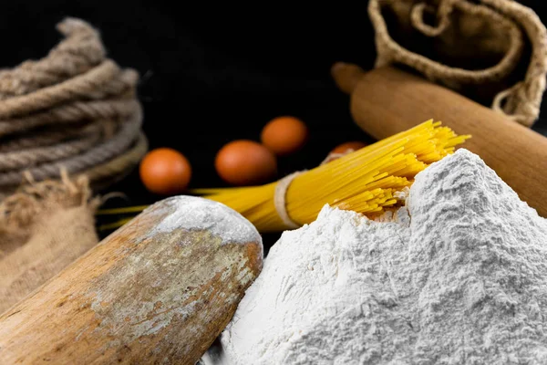 Frische Rohe Spaghetti Und Nudelzutaten Auf Einem Rustikalen Tisch Italienische — Stockfoto