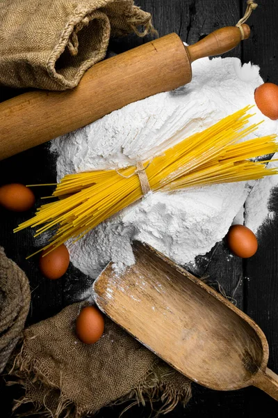 Espaguete Fresco Não Cozido Ingredientes Massa Uma Mesa Rústica Vista — Fotografia de Stock