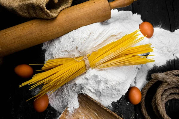 Espaguete Fresco Não Cozido Ingredientes Massa Uma Mesa Rústica Vista — Fotografia de Stock