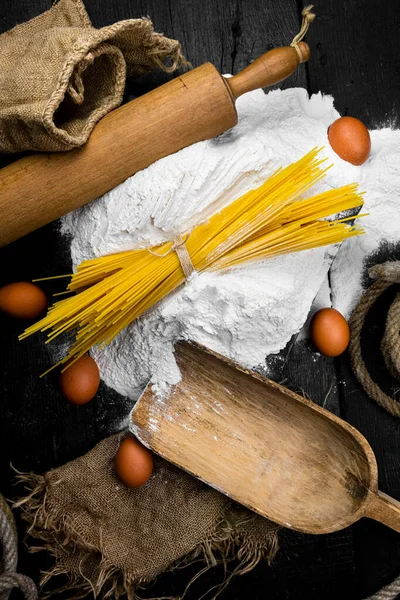 Espaguete Fresco Não Cozido Ingredientes Massa Uma Mesa Rústica Vista — Fotografia de Stock