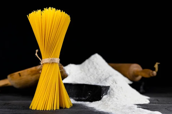 素朴なテーブルの上に新鮮な調理されたスパゲティとパスタの成分 イタリア料理のコンセプト — ストック写真