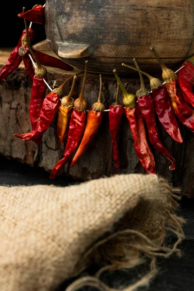 红色的辣椒挂在乡村厨房里 辣味食物配料 — 图库照片