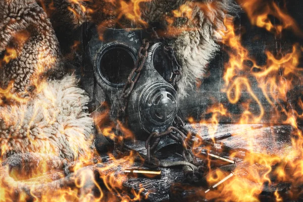 Военная Противогаз Ржавая Цепь Горящая Огне Концептуальная Иллюстрация Войны Апокалиптики — стоковое фото