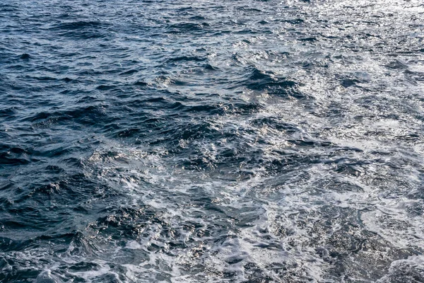 Γαλάζια Επιφάνεια Μικρά Κύματα Στη Θάλασσα — Φωτογραφία Αρχείου