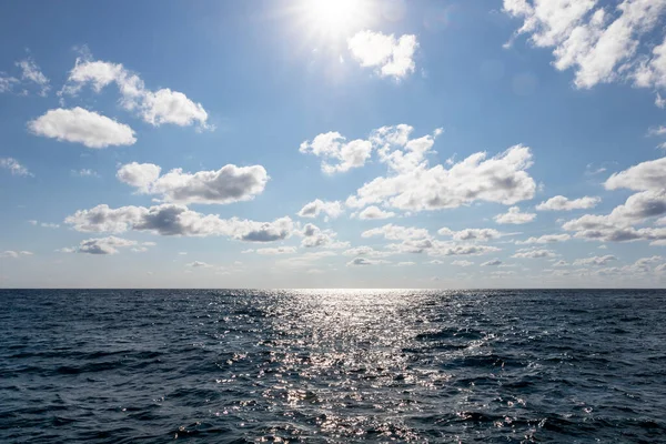 Ήλιος Λάμπει Πάνω Από Τον Ορίζοντα Στη Θάλασσα — Φωτογραφία Αρχείου
