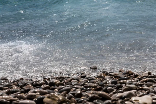 Βραχώδης Παραλία Και Βότσαλα Στη Θάλασσα — Φωτογραφία Αρχείου