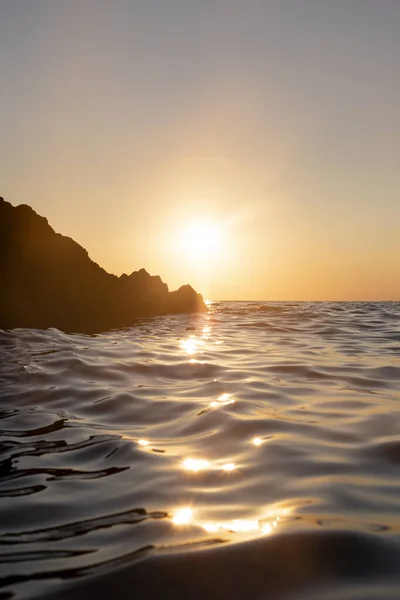 Ηλιοβασίλεμα Κίτρινο Ήλιο Στον Ορίζοντα Στη Θάλασσα — Φωτογραφία Αρχείου