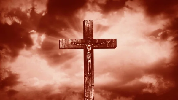 イエス キリストは古代エルサレムの外のゴルゴタの丘で十字架につけられました 空の嵐の雲とキリストの十字架刑 ヴィンテージフィルムルック — ストック写真