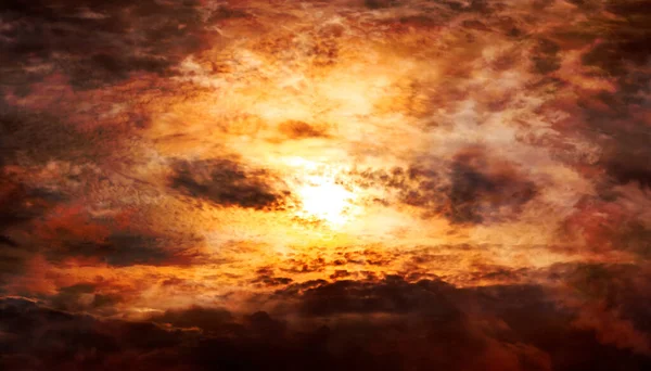 Sol Cielo Ardiente Con Nubes — Foto de Stock