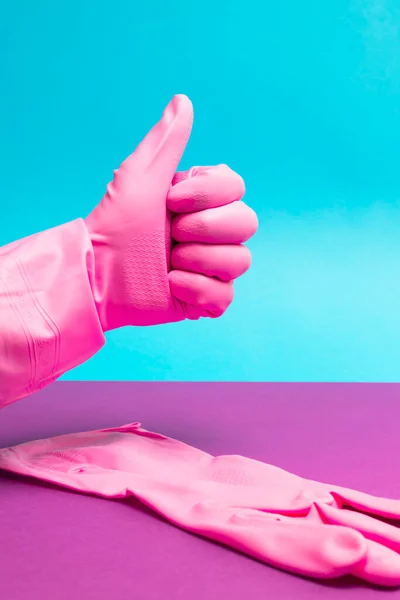 Сдайте Розовую Латексную Перчатку Показывая Большие Пальцы Вверх Концепция Очистки — стоковое фото