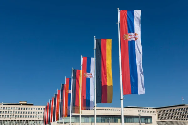 Německé Srbské Vlajky Vláda Politika Diplomacie Obchod Zahraniční Vztahy Mezi — Stock fotografie