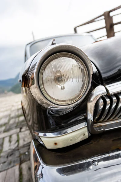 Κεφαλή Και Μπροστινός Προφυλακτήρας Ενός Παλιού Αυτοκινήτου Κοντά — Φωτογραφία Αρχείου