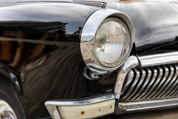 Κεφαλή Και Μπροστινός Προφυλακτήρας Ενός Παλιού Αυτοκινήτου Κοντά — Φωτογραφία Αρχείου