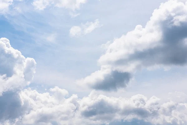 Fluffiga Moln Den Klarblå Himlen — Stockfoto